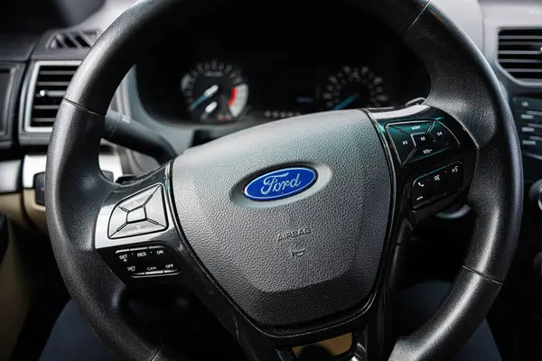 Lviv, Ukrayna - 31 Mart 2025: Modern Ford Explorer araba direksiyonu kontrol düğmeleri ayrıntılı bir görünümde görünür
