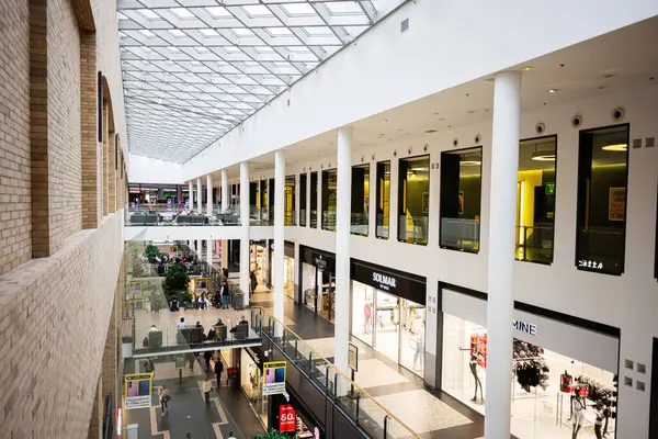 Lviv, Ukrayna - 31 Mart 2025: Avlu, cam çatı ve çeşitli perakende mağazalarının yer aldığı geniş bir alışveriş merkezi Forumu Lviv