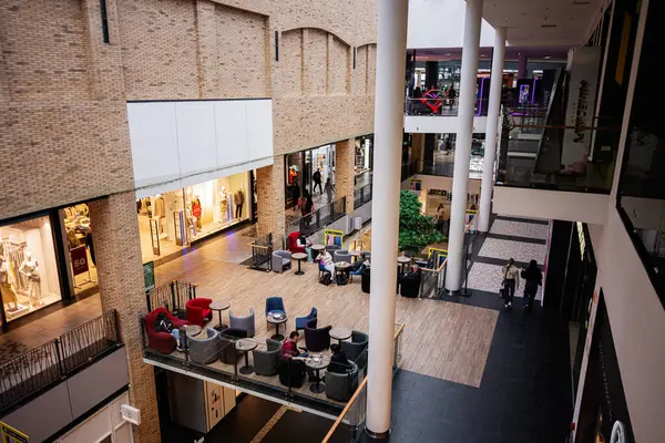 Lviv, Ukrayna - 31 Mart 2025: Mağazalar, oturma alanları ve etkileşimli müşterilerin yer aldığı canlı bir alışveriş merkezi Forum Lviv iç mekanı.