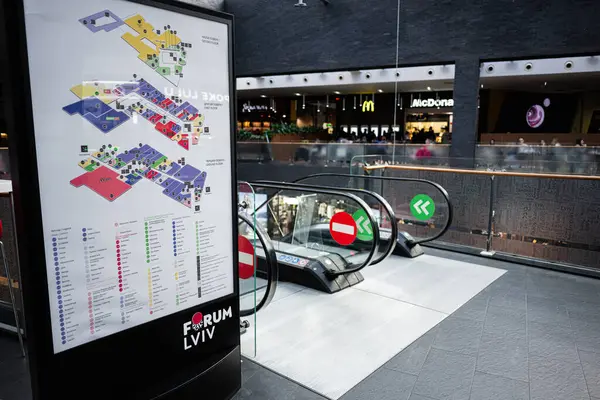 Lviv, Ukrayna - 31 Mart 2025: Alışveriş merkezi İçişleri Forumu Lviv 'in bir mağaza rehber haritası ve yakınındaki yürüyen merdivenle yer alması.