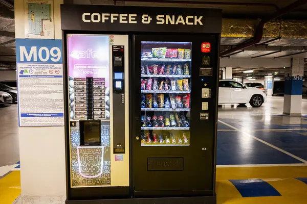 Lviv, Ukrayna - 31 Mart 2025: Otoparkta kahve ve atıştırmalık ikram eden iyi ışıklandırılmış otomatlar