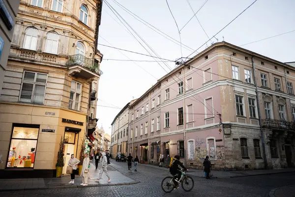 Lviv, Ukrayna - 31 Mart 2025: Tarihi binalar, kaldırımlı caddeler ve Lviv, Ukrayna 'da açık havada yürüyen insanların yer aldığı şehir manzarası. 