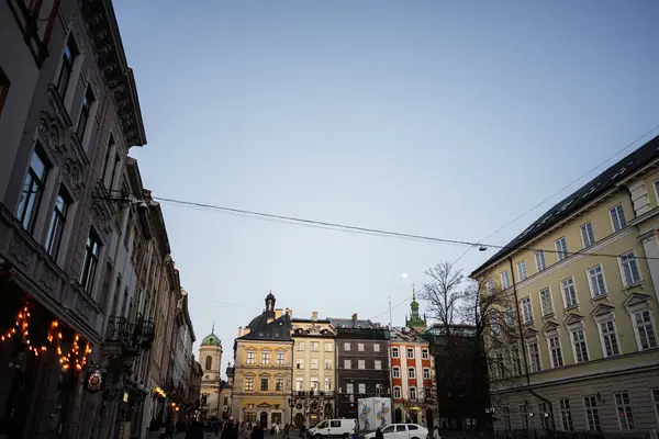 Lviv, Ukrayna - 31 Mart 2025: Lviv 'in tarihi merkezinin büyüleyici binaları ve kentsel manzarasını görselleştirmek. Rynok Meydanı