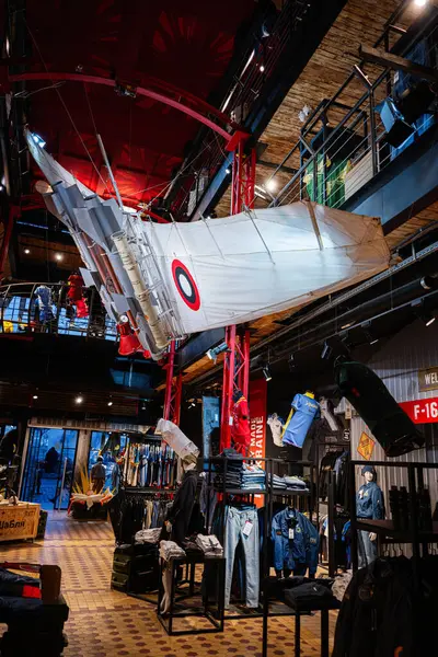 Lviv, Ukrayna - 31 Mart 2025: Benzersiz havacılık dekorasyonu ve şık giyim düzenlemeleri içeren bir perakende mağazası.