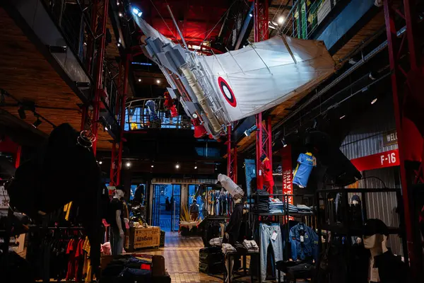 Lviv, Ukrayna - 31 Mart 2025: Havacılık temalı dekorasyon ve şık giysi ürünlerinin yer aldığı bir perakende mağazasının içi