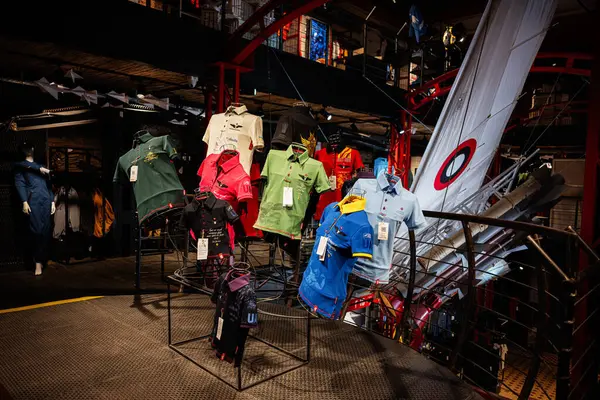 Lviv, Ukrayna - 31 Mart 2025: Modern bir mağazadaki mankenler üzerinde sergilenen canlı polo tişörtlerden oluşan bir koleksiyon