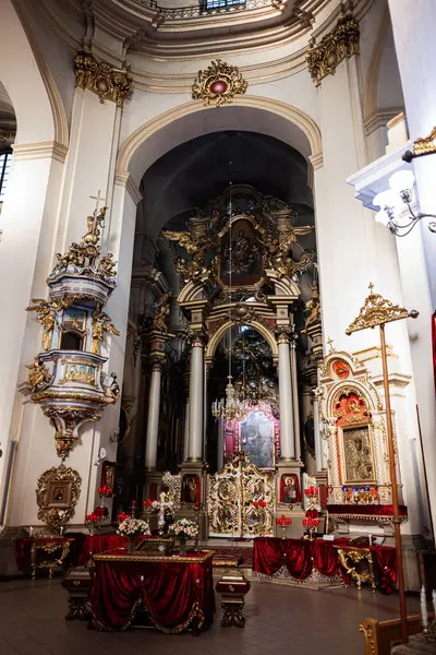 Lviv, Ukrayna - 31 Mart 2025: St. George Katedrali. Lviv, Ukrayna 'da karmaşık detaylar, ikonlar ve kırmızı kadife kumaşlarla süslenmiş altın bir kilise.. 