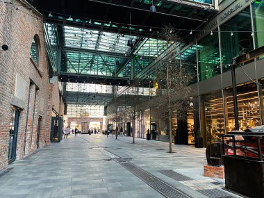 Varşova, Polonya - 22 Mart 2025: Varşova 'da şehir mimarisi cam ve tuğla elementlerle endüstriyel tasarım sergiliyor.