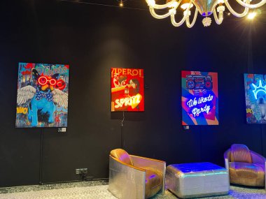 Varşova, Polonya - 22 Mart 2025: Varşova 'da neon ışıkları ve pop sanatsal tablolarla modern sanat galerisi