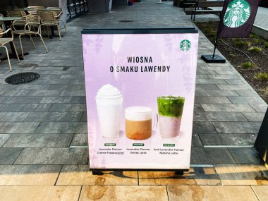 Varşova, Polonya - 22 Mart 2025: Varşova 'da bir kafede havayı davet eden lavanta temalı Starbucks içeceklerinin göze çarpan gösterisi.