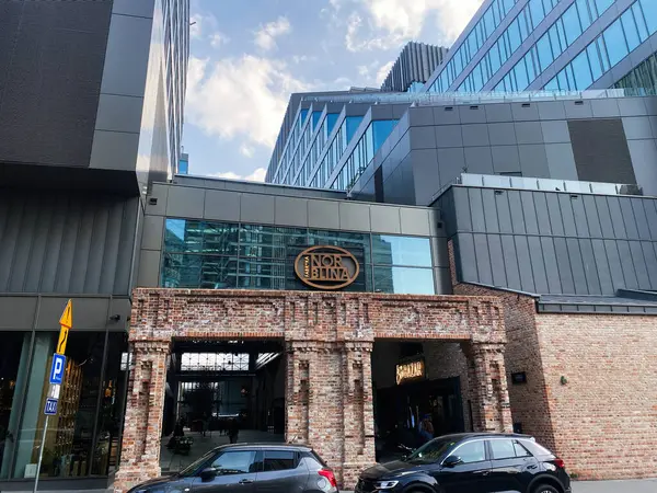 Varşova, Polonya - 22 Mart 2025: Varşova 'da modern bina tasarımı klasik tuğla işçiliğiyle modern cam mimarisini harmanlıyor. Fabryka Ne de Blina