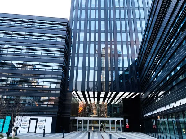 Varşova, Polonya - 22 Mart 2025: Cam yansımalı çağdaş iş mimarisi, Polonya 'nın Varşova kentinde çekildi