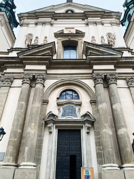 Krakow, Polonya - 16 Mart 2025: Krakow, Polonya 'da karmaşık mimari ve dekoratif detaylarla dolu tarihi St. Anne Kilisesi