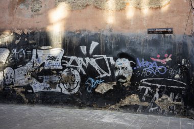 Lviv, Ukrayna - 1 Nisan 2025: Lviv, Ukrayna 'daki yıkık duvarda şehir estetiği ile grafiti ve sokak sanatı.