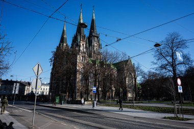 Lviv, Ukrayna - Nisan 01, 2025: Gotik mimari Katedral Kilisesi. Olha ve Elizabeth Lviv, Ukrayna 'da, kentsel elementler ve açık çevreyle.