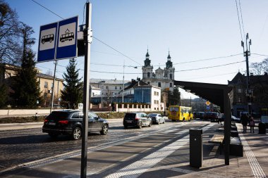 Lviv, Ukrayna - 01 Nisan 2025: Şehir manzaralı araçlar, bir otobüs durağı ve Lviv 'de tarihi bir bina