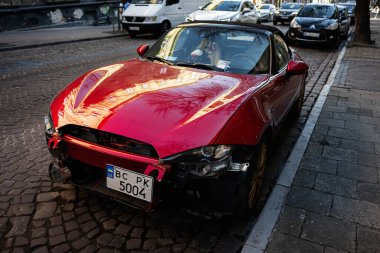 Lviv, Ukrayna - 01 Nisan 2025: Üstü açık kırmızı araba Mazda MX-5 Lviv, Ukrayna 'da bir sokağa park etmiş.