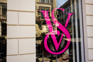 Lviv, Ukrayna - Nisan 01, 2025: Victoria 's Secret logosu ve şehir manzarası içeren yansıtıcı mağaza penceresi