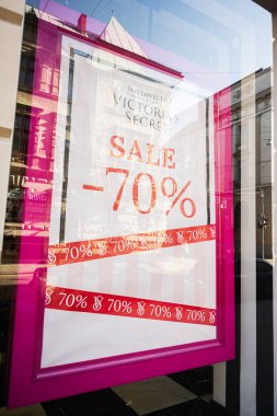 Lviv, Ukrayna - 01 Nisan 2025: Victoria 's Secret indirimli perakende satış reklamı