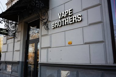 Lviv, Ukrayna - 1 Nisan 2025: Vape Kardeşler 'in sokak manzarası Lviv, Ukrayna' da tabelalı dış mağaza