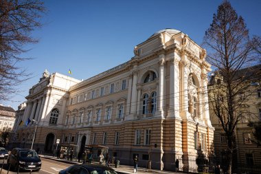 Lviv, Ukrayna - 1 Nisan 2025: Lviv Ulusal Üniversitesi İvan Franko 'nun Ukrayna' daki açık mavi gökyüzü altında inşa ettiği büyük tarihi bina.