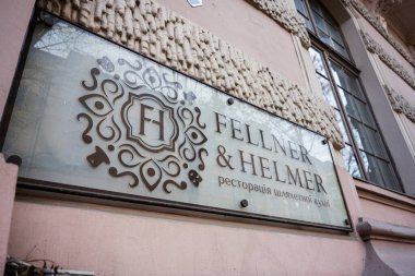 Lviv, Ukrayna - 01 Nisan 2025: Lviv, Ukrayna 'daki eski bir binanın zarafet ve mirasını vurgulayan Restoran Fellner ve Helmer imzası.