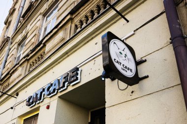 Lviv, Ukrayna - Nisan 01, 2025: Lviv, Ukrayna 'da süslü bir bina cephesinde' Cat Cafe 'yazısını imzalayın