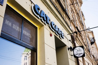 Lviv, Ukrayna - Nisan 01, 2025: Ukrayna 'nın Lviv kentindeki Cat Cafe' nin dış görünüşü.