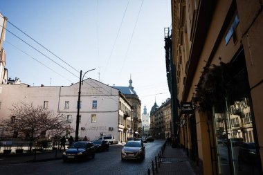 Lviv, Ukrayna - Nisan 01, 2025: Lviv 'de tarihi kentsel cadde mimari, araçlar ve barışçıl bir atmosferi gösteriyor