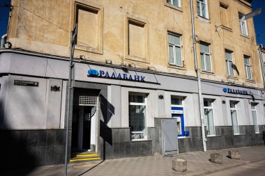 Lviv, Ukrayna - 1 Nisan 2025: Lviv 'deki Radabank banka binasının dış cephesinde kentsel mimari ve işletme sergileniyor