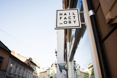 Lviv, Ukrayna - 1 Nisan 2025: Lviv kentindeki bir sokak ortamına güzellik salonu tırnak fabrikası tabelası.