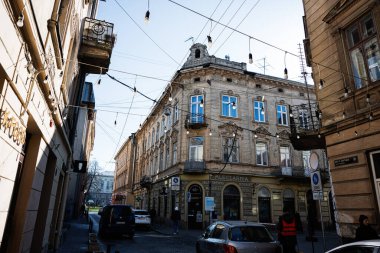 Lviv, Ukrayna - Nisan 01, 2025: Lviv 'de tarihi binalar ve dekoratif sokak aydınlatmalarıyla büyüleyici şehir caddesi