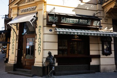 Lviv, Ukrayna - Nisan 01, 2025: Lviv, Ukrayna 'da bir şarap dükkanı ve Vinoteca Praha restoranının büyüleyici dış görünümü