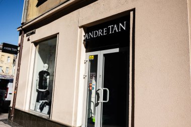 Lviv, Ukrayna - 1 Nisan 2025: Andre Tan giyim mağazasının dışı Lviv, Ukrayna 'da mankenler ve markalarla dolu.