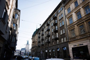 Lviv, Ukrayna - Nisan 01, 2025: Eski binalar ve Ukrayna 'nın Lviv kentinde manzaralı bir katedral