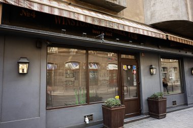 Lviv, Ukrayna - 01 Nisan 2025: Cana yakın Winston Churchill meyhanesinin dış görünüşü dekoratif ve yansıtıcı vitrinlerle çevrili.