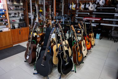 Lviv, Ukrayna - 1 Nisan 2025: Akustik gitarlar, klavyeler ve aksesuarların yer aldığı bir müzik dükkanı.