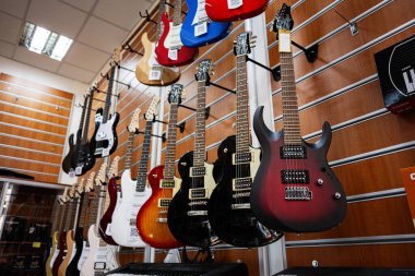 Lviv, Ukrayna - 01 Nisan 2025: Lviv 'deki bir gitar dükkanının duvarında birkaç gitar sergilendi.