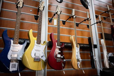 Lviv, Ukrayna - 01 Nisan 2025: Duvarda canlı elektro gitar koleksiyonu, müzik tutkunları için ideal