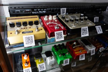 Lviv, Ukrayna - 1 Nisan 2025: Bir müzik mağazasında çeşitli gitar efekti pedalları sergilendi