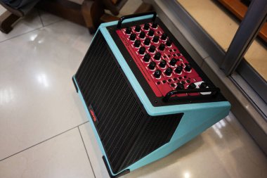 Lviv, Ukrayna - 01 Nisan 2025: Taşınabilir müzik Joyo amplifikatörü canlı turkuaz ve kırmızı tasarım, kapalı alanda satışta sergilenmektedir.