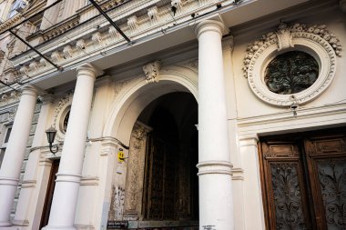 Lviv, Ukrayna - Nisan 01, 2025: Tarihi bina sütunları ve karmaşık mimari unsurlar gösteren simetrik cephe Kryva Lypa