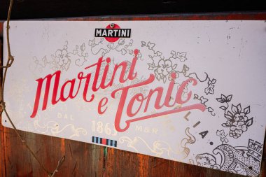 Lviv, Ukrayna - 01 Nisan 2025: Karmaşık çiçek motifleri ve klasik tipografi tasarımı içeren klasik bir Martini reklamı.