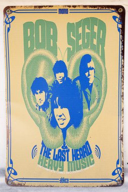 Lviv, Ukrayna - Nisan 01, 2025: Retro stil poster Bob Seger ve The Last Heard müzik albümü kapağı kalın metin ve klasik renklerle sergilendi