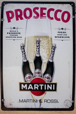 Lviv, Ukrayna - 1 Nisan 2025: Retro Martini köpüklü şarap reklamı Prosecco şişeleri ve zarif şampanya bardakları.