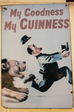 Lviv, Ukrayna - 01 Nisan 2025: Guinness 'im. Bir aslanın bir beyefendiyi kovaladığı komik bir sahne gösteren eski moda bir reklam..