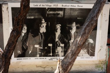 Lviv, Ukrayna - Nisan 01, 2025: Bradford Abbas, Dorset 'te 1938 tarihli bir tavernadaki yaşlıların tarihi görüntüsü