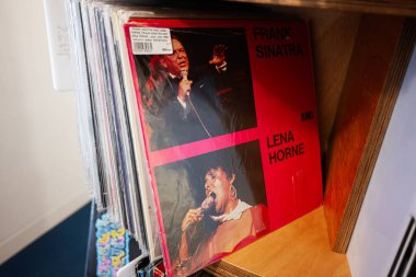 Lviv, Ukrayna - Nisan 01, 2025: Frank Sinatra ve Lena Horne 'un 1984 tarihli klasik albüm kapağı ahşap bir rafta sergilendi