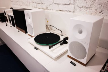 Lviv, Ukrayna - Nisan 01, 2025: Bir dizi modern hoparlör ve turntable temiz bir yüzey üzerinde sergilenmektedir