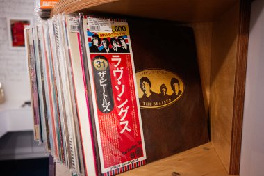 Lviv, Ukrayna - Nisan 01, 2025: The Beatles Love Songs 'un 1977 tarihli albümü Japonca metin detaylarıyla sergilendi